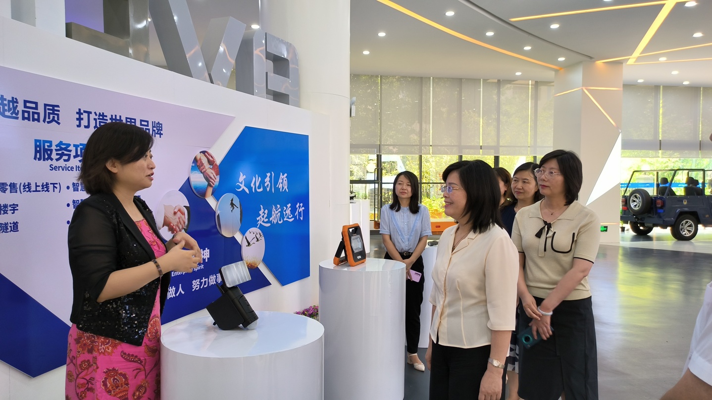 7月13日，省婦聯(lián)黨組書記、主席楊曉曼一行到全國巾幗建功先進集體--成威科技調(diào)研3.jpg